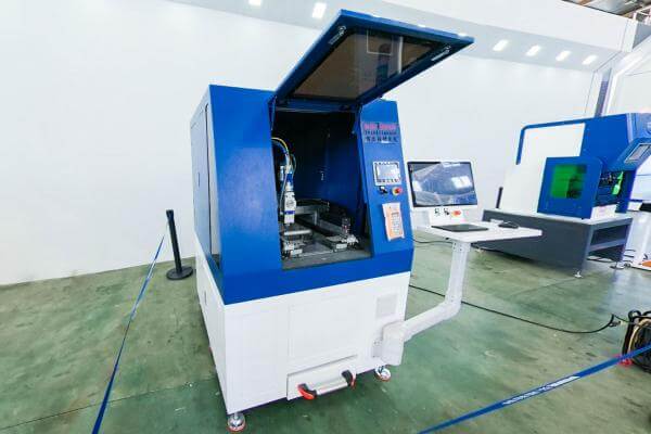 2. Machine de découpe laser de précision BLT-FSCUT2000