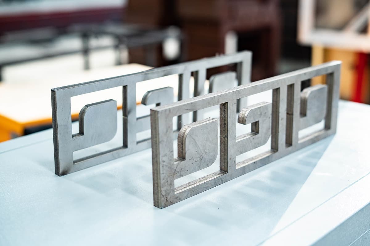 laser cutting machine cuts metals