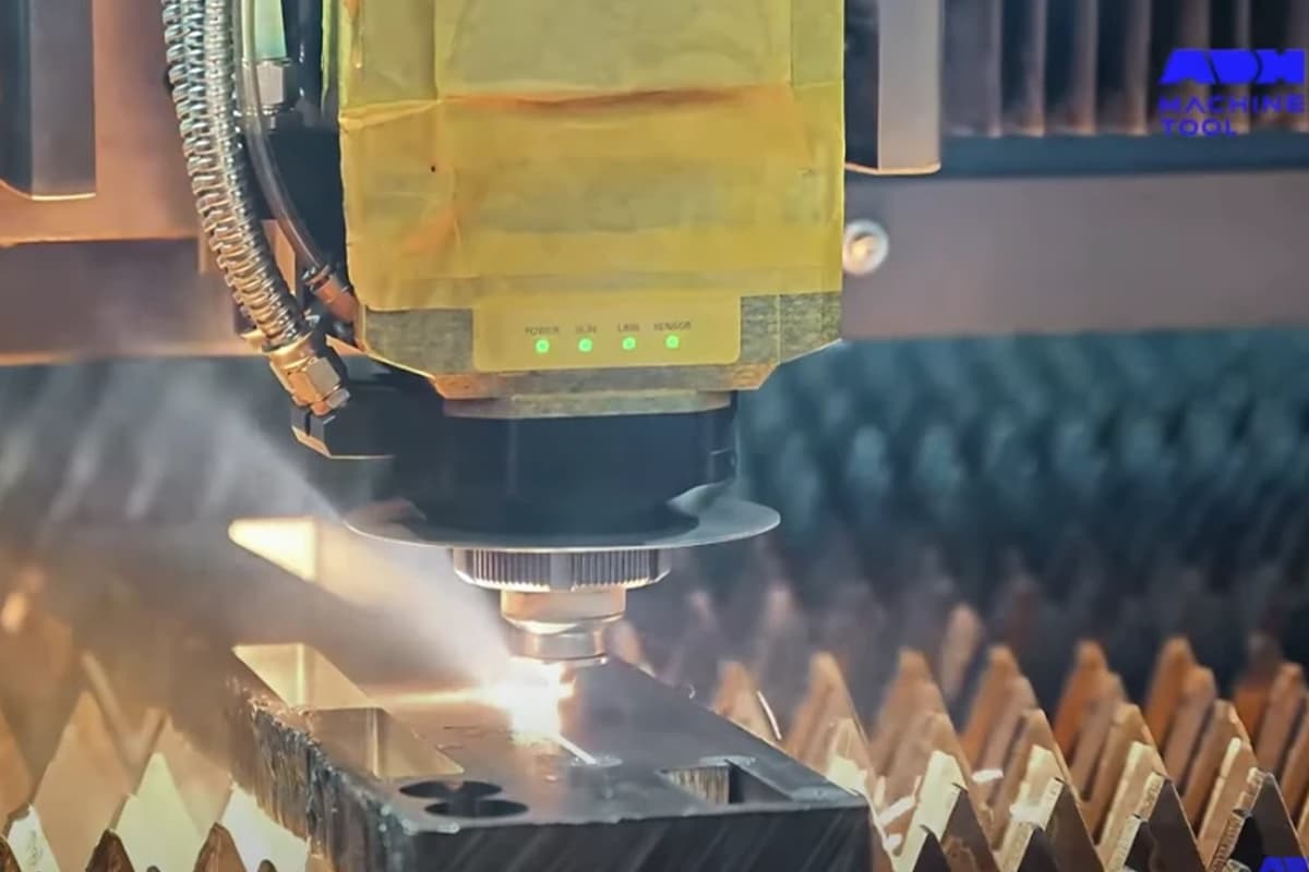 When the light moves along the path, it will melt, burn or vaporize the material, resulting in precise cutting and engraving.