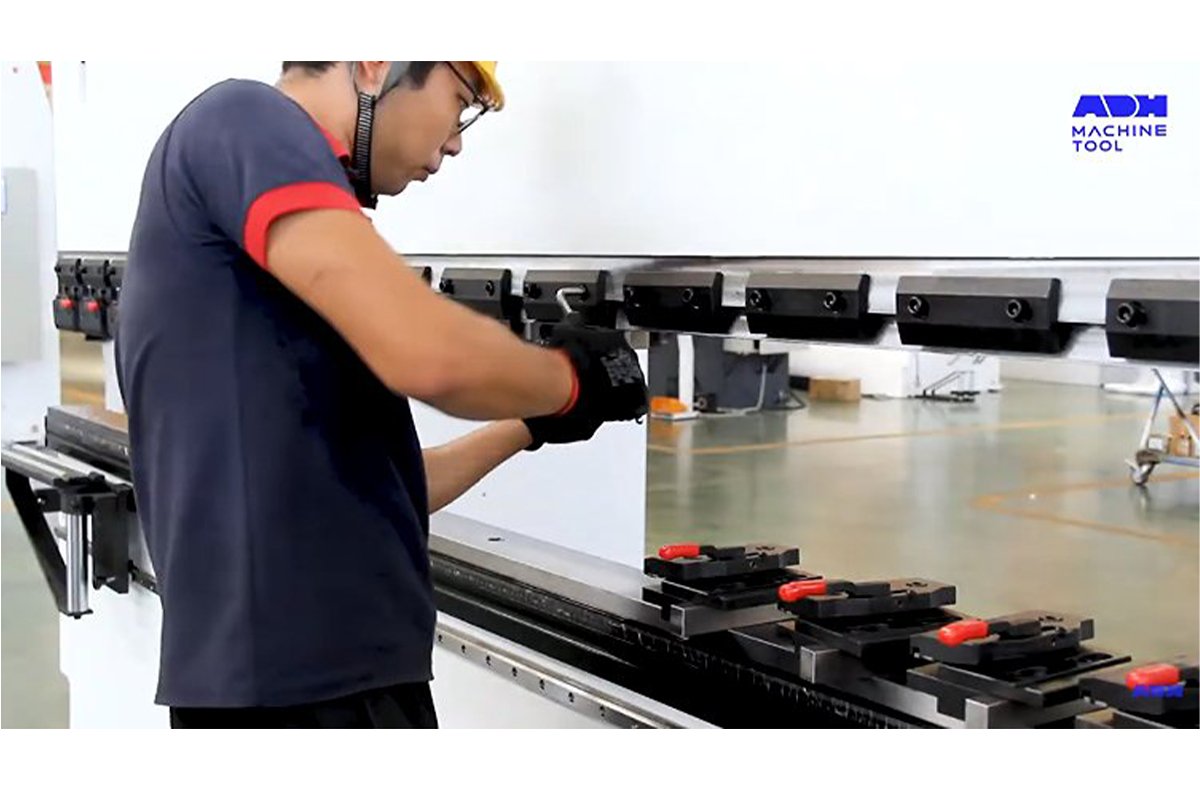 Costruzione/Fai-da-te di una piegatrice CNC