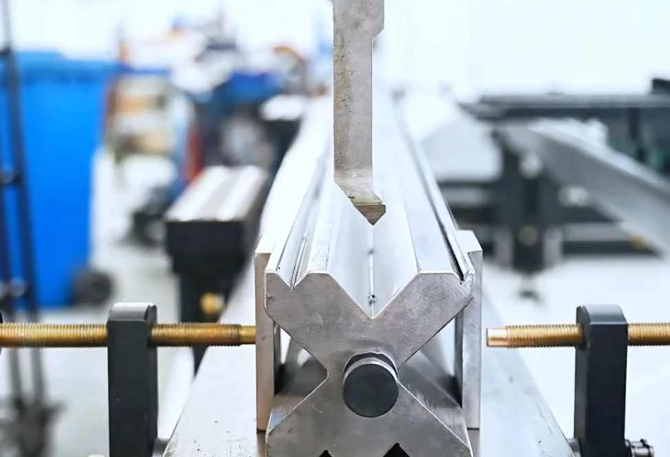 otwarcie w kształcie litery V