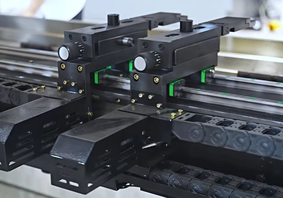 200トンプレスブレーキの能力と用途 - ADH工作機械