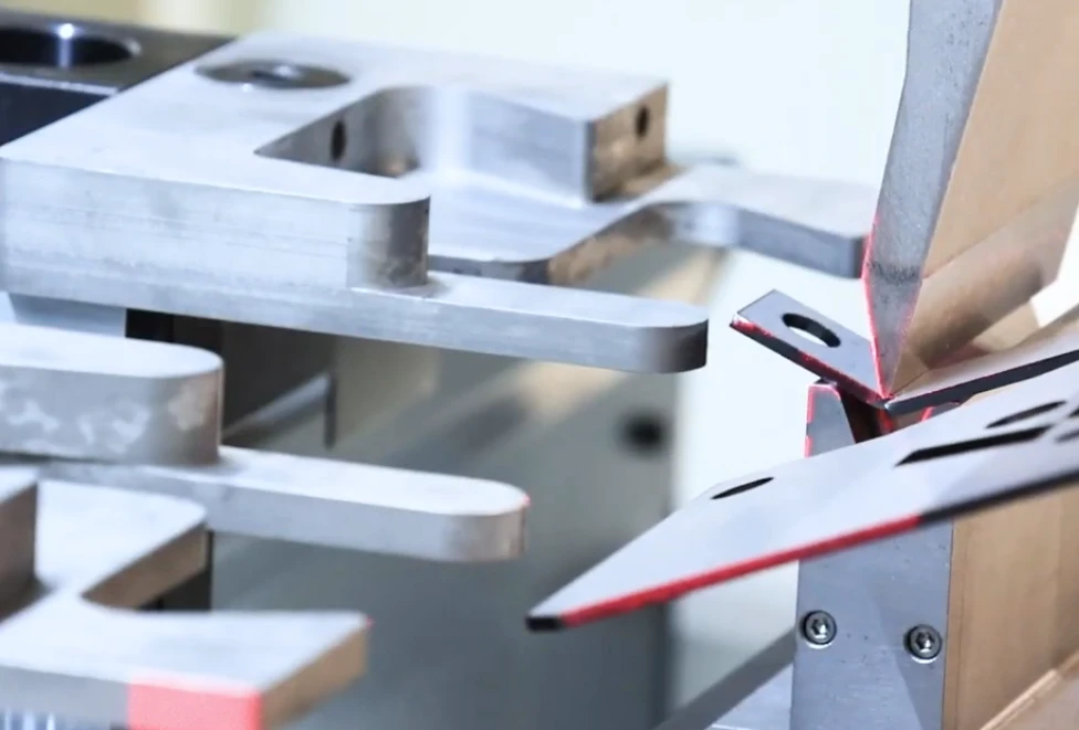 Κάμψη με Πρέσα CNC