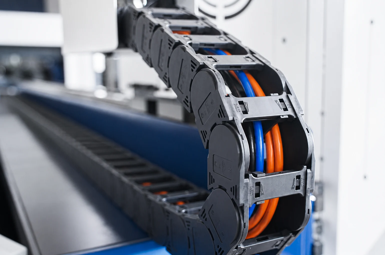 Calha articulada que protege os cabos do sistema de movimento do laser de tubos