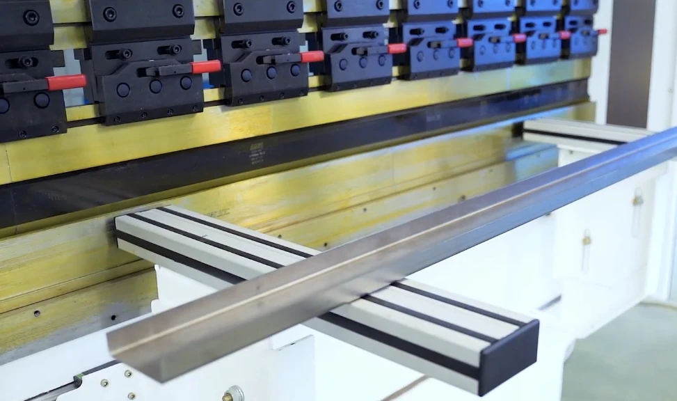 钣金公差ISO标准:选择现实的限值 - ADH Machine Tool