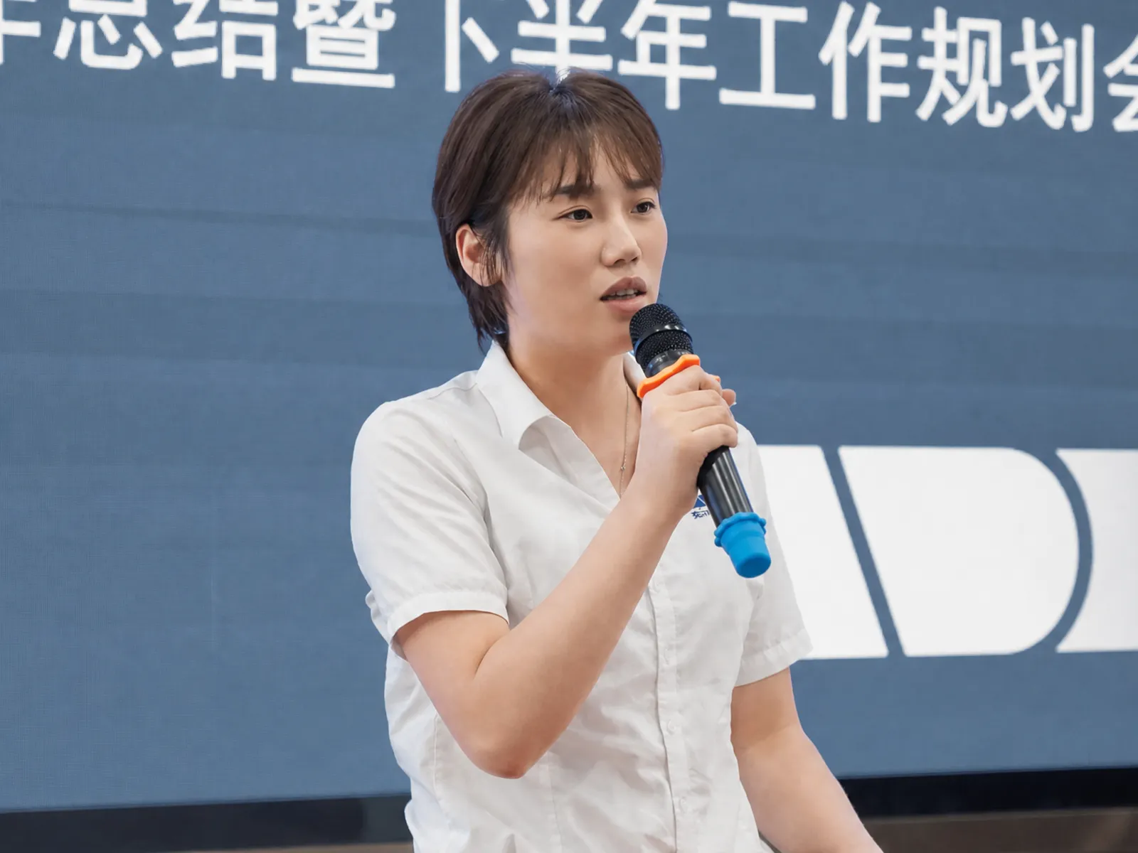 Helen Sun กำลังพูดในการประชุมบริษัท