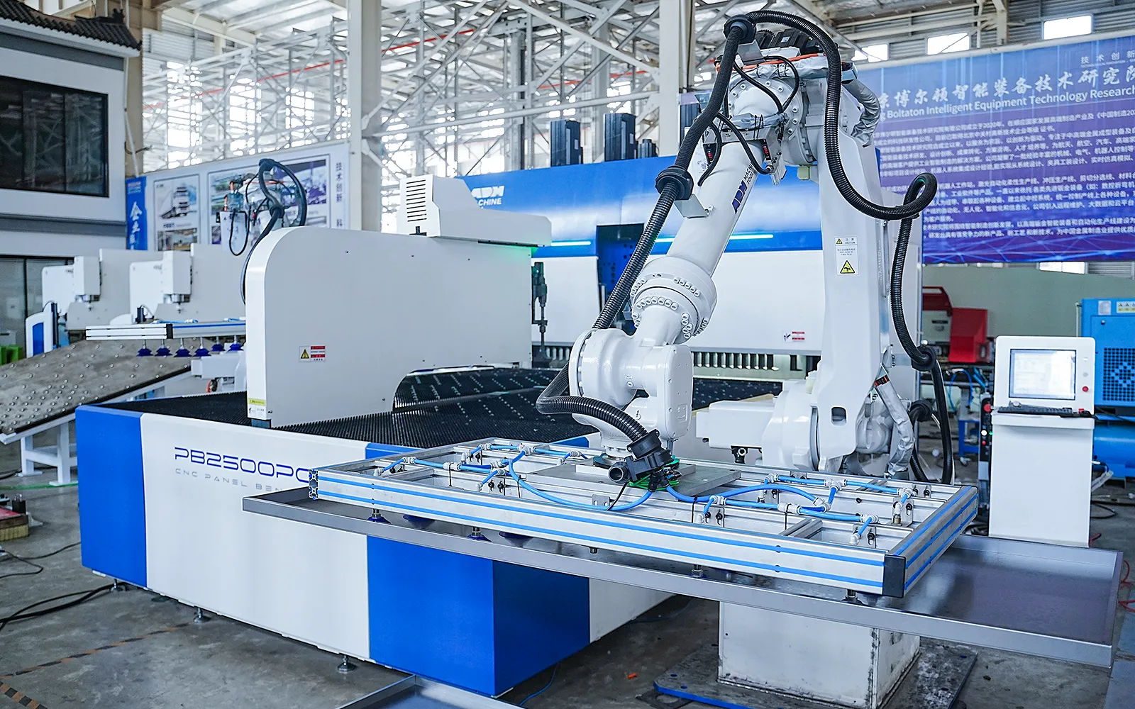 Robot manipulando una pieza de chapa en una máquina de plegado de paneles