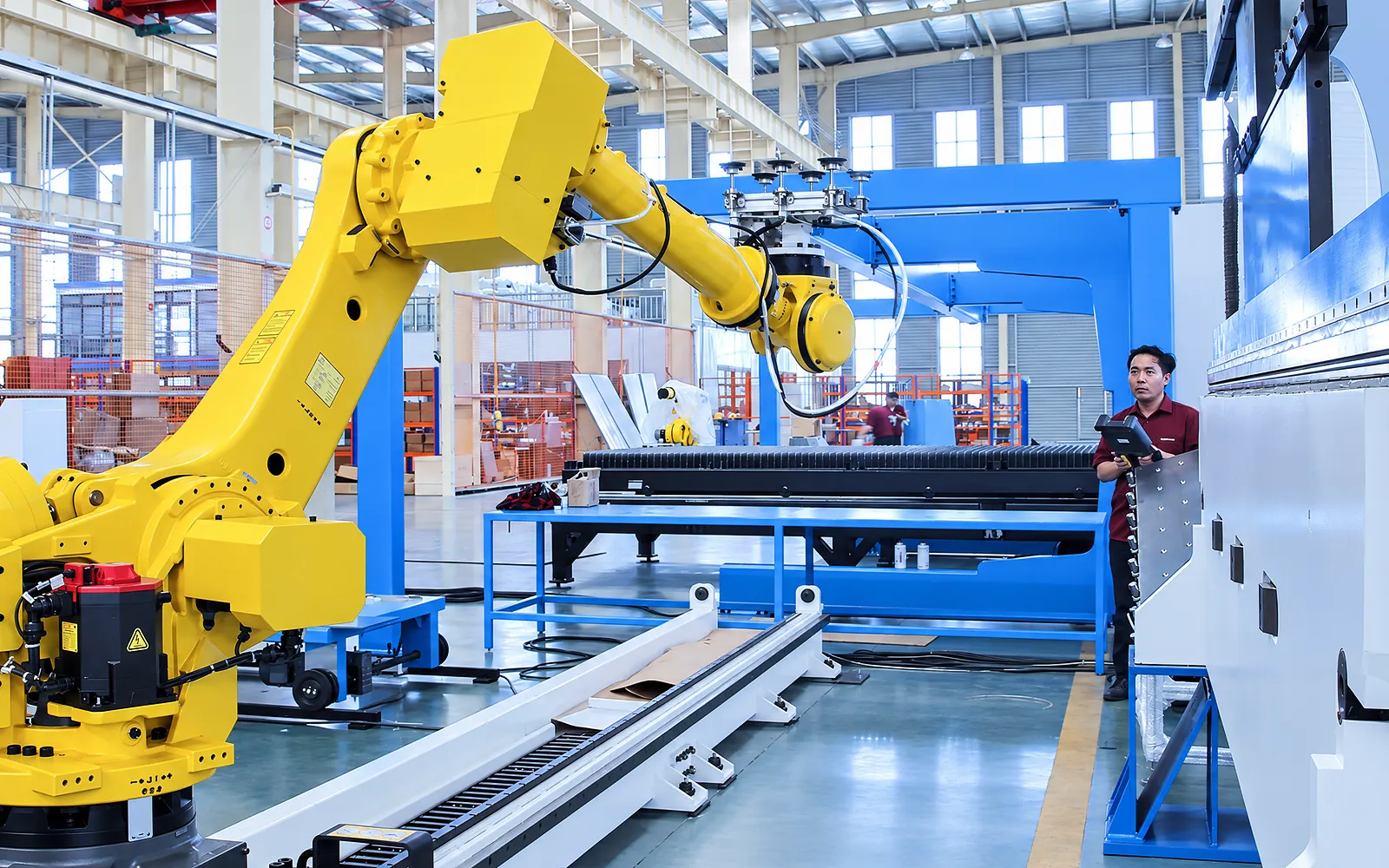 曲げセル設備内の産業用ロボットとプレスブレーキ