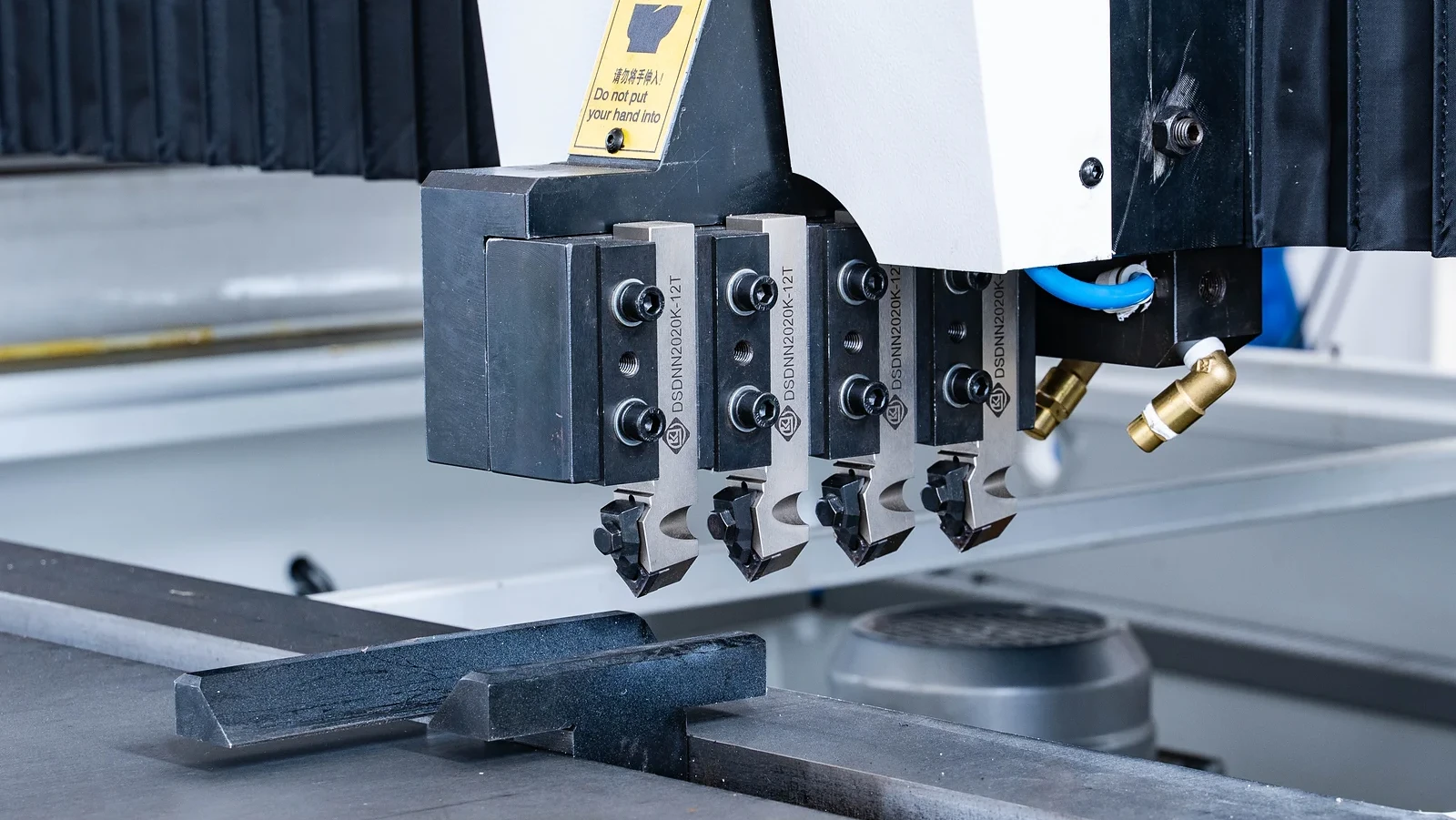 Tipi di macchine per scanalatura a V: confronta layout e controlli CNC