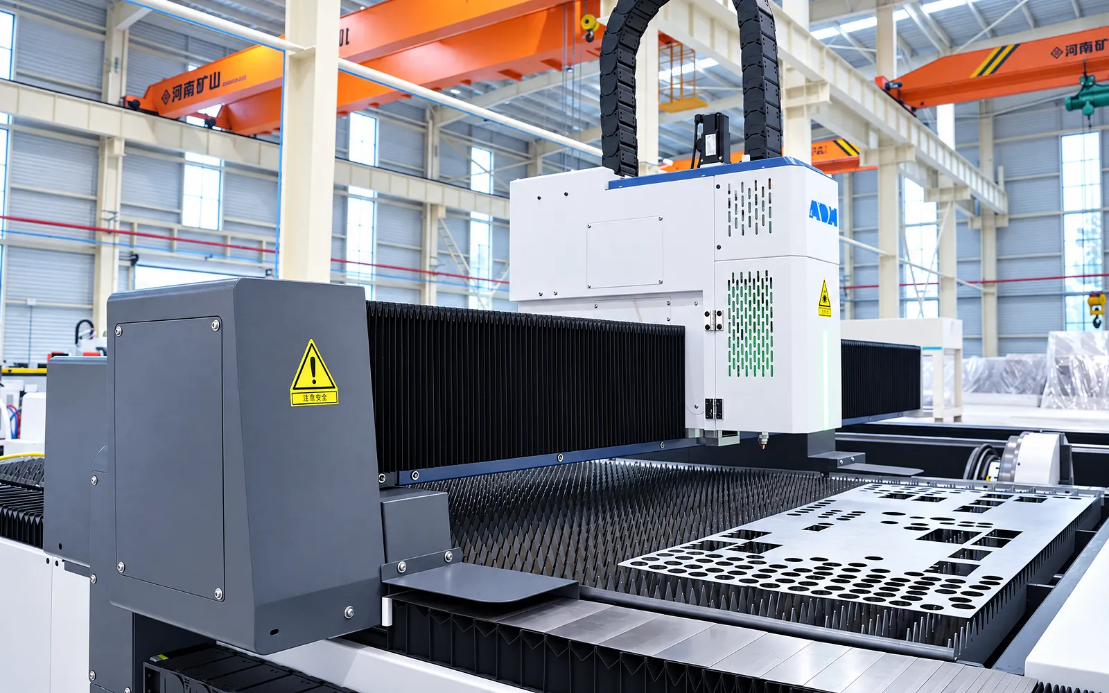 Pladeskærebord og læsseområde på en kombineret laserplatform