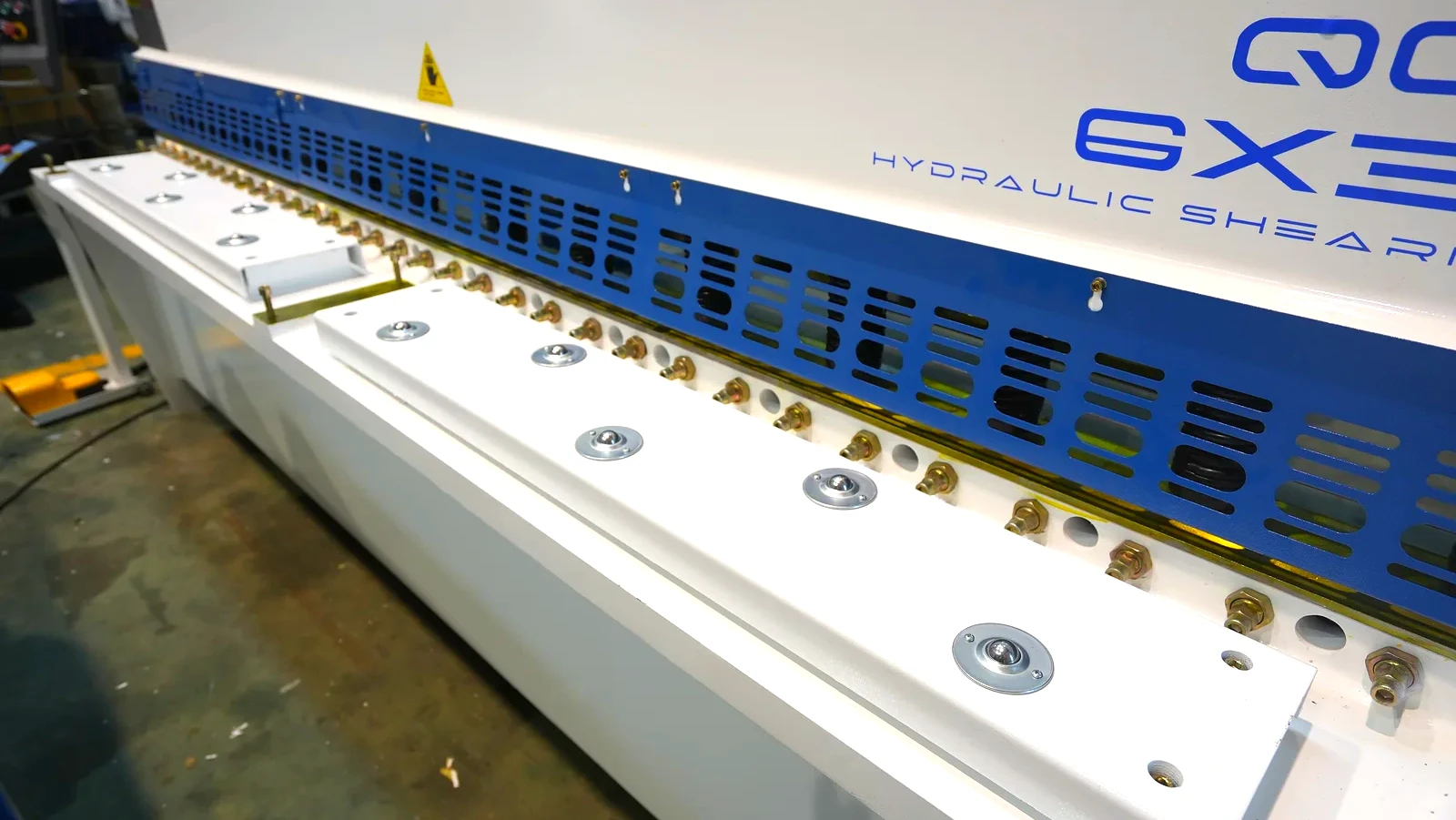 Una cesoia può tagliare l'alluminio? Capacità, configurazione e qualità del bordo